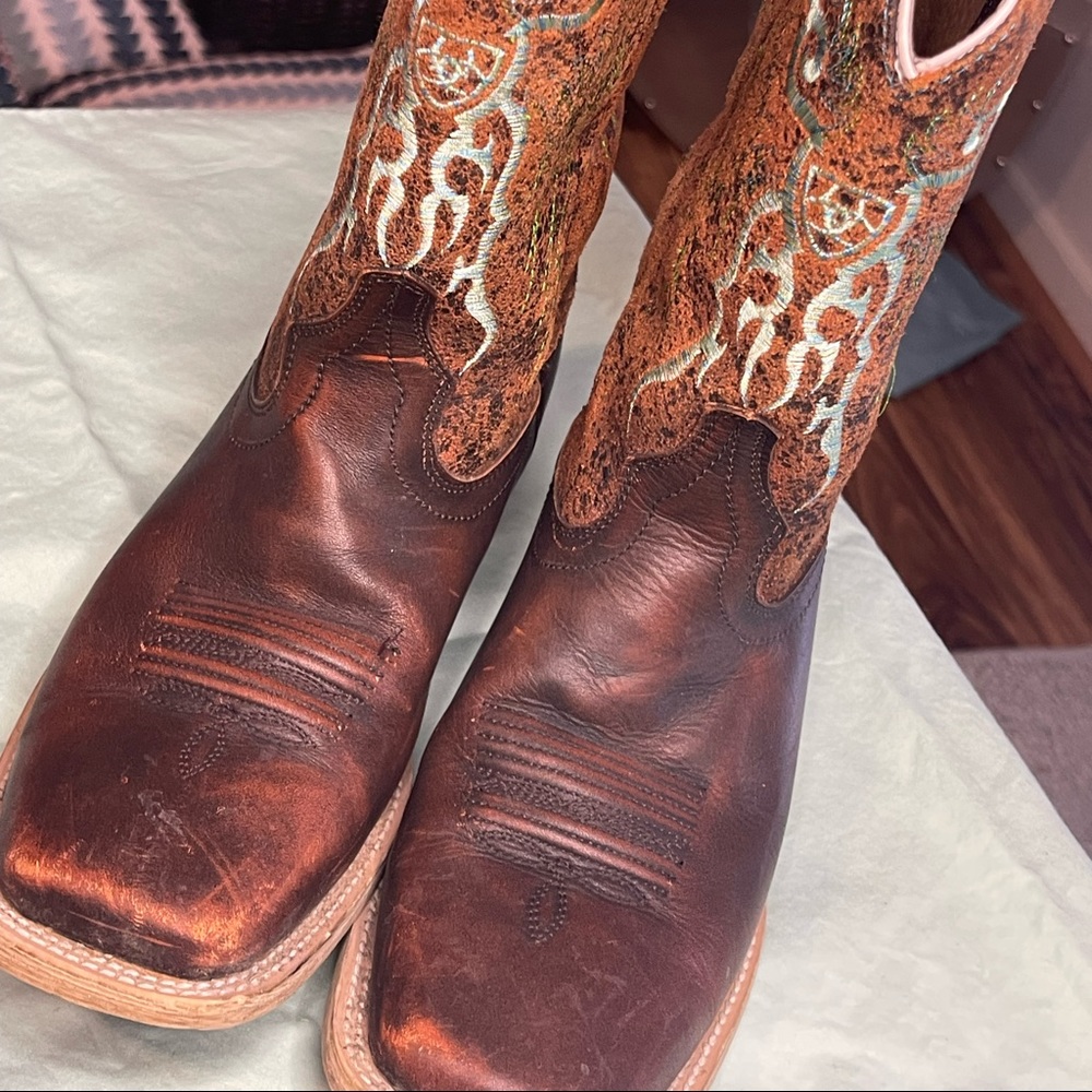 Girls Ariat square toe boot with mint stitching. Size 3. Great condition!